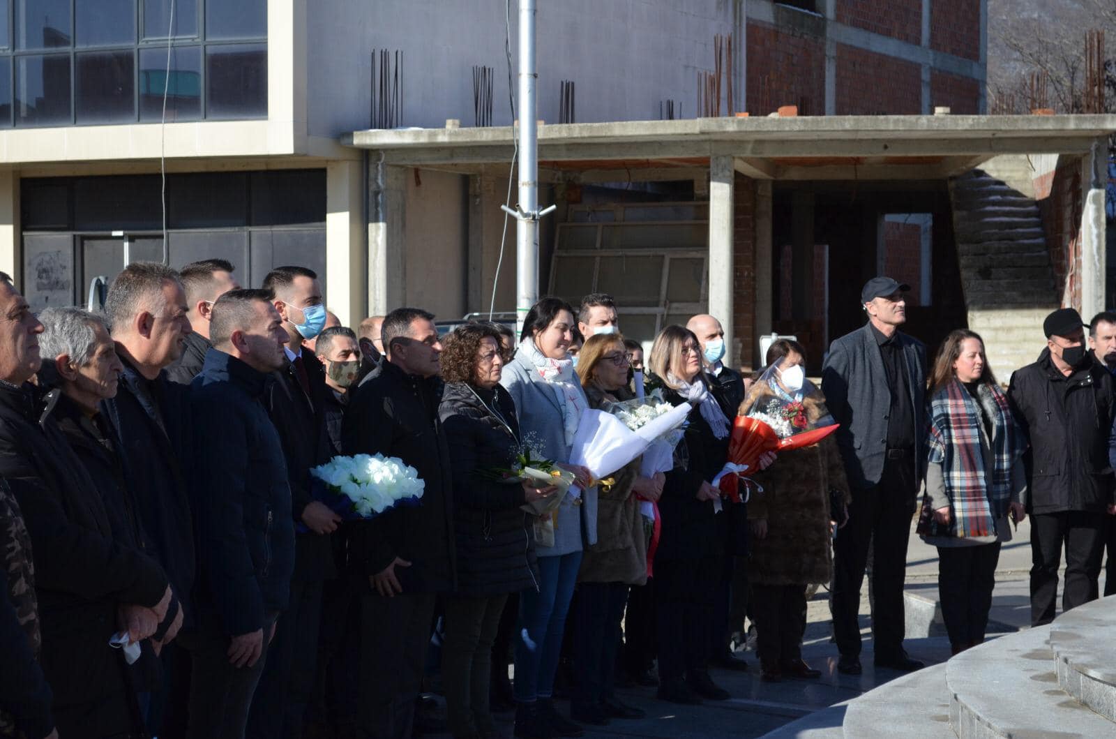Homazhe në nderë të përvjetorit të rënjës së Heroit Edmond Hoxha