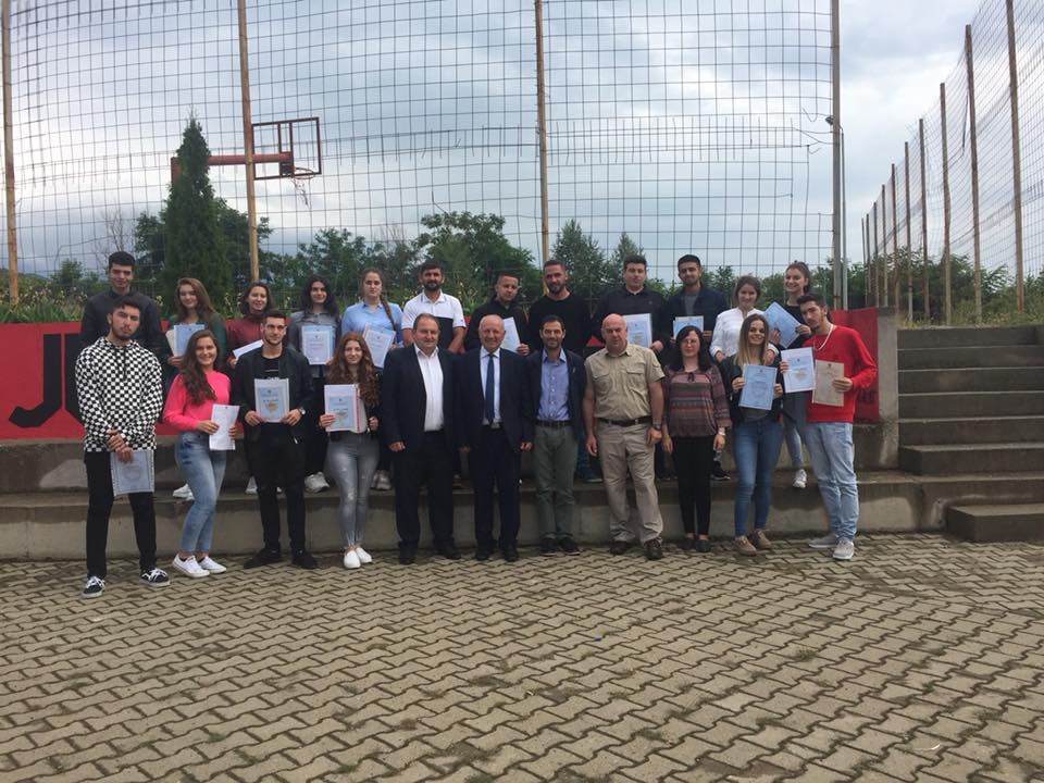 Maturantet e gjimnazit Kuvendi i Junikut në Junik tregojnë rezultate të larta në testin Shtetëror të Maturës