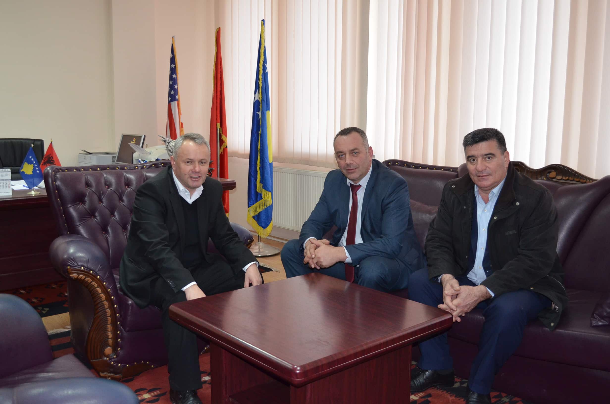 Kryetari i Komunës së Deçanit z. Bashkim Ramosaj vizitoj Kryetarin e Komunës së Junikut z. Agron Kuçi